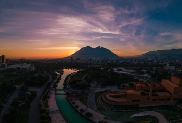 Cerro de la silla y vista de la ciudad de Monterrey